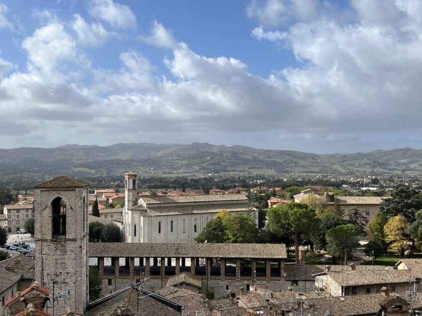 Viaggio nell’antica Gubbio: il Play incontra per la prima volta un Ospedale, con i suoi Curanti e Volontari.